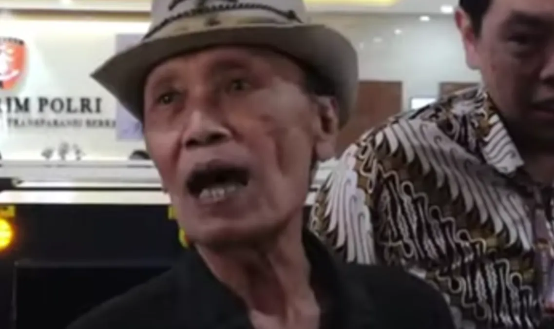 Sosok berinisial T yang diduga merupakan bandar judi membuat pelawak Kabul Basuki atau dikenal dengan nama panggung Tessy terpaksa mendatangi Bareskrim Mabes Polri.