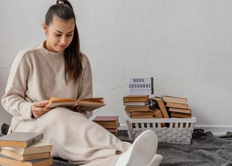 Illustrasi. Menebak Kepribadian yang Kamu Miliki Berdasarkan Buku yang Kamu Baca, Pilih Komik atau Novel?