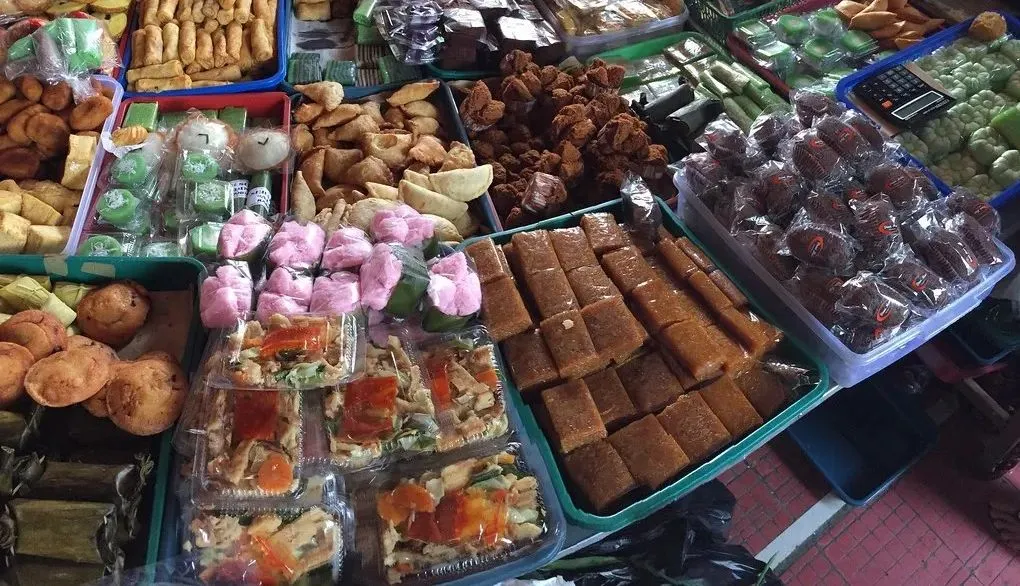 Jual jajanan untuk teman kantor, salah satu ide bisnis sampingan untuk karyawan