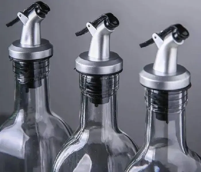 Botol kaca entah itu bekas kecap, sirup, saus dan lain-lain ternyata memiliki potensi untuk mendatangkan rezeki.