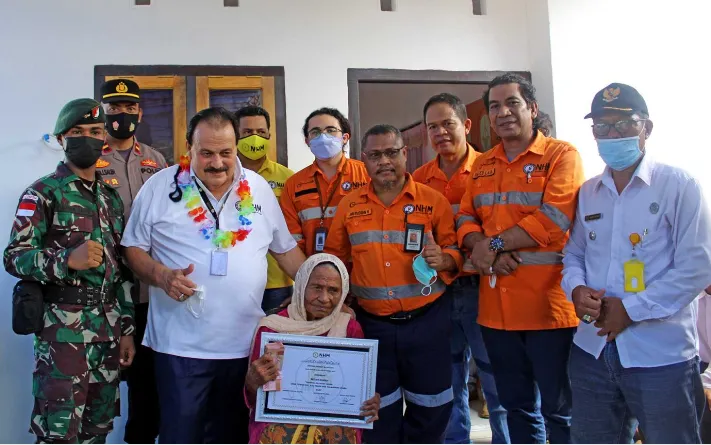 Haji Robert (Baju Putih) Dikenal sebagai pejuang kemanusiaan di Maluku Utara