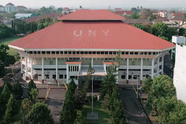 Baru-baru ini viral video kontroversi unjuk rasa mahasiswa UNY atau Universitas Negeri Yogyakarta. Begini situasi sebenarnya.