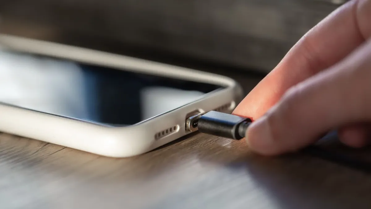 Ilustrasi. Samsung telah melengkapi ponselnya dengan menu Protect Battery agar kesehatan baterai HP lebih terjaga.