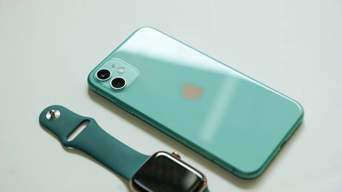 Ilustrasi. iPhone 11, yang diluncurkan pada tahun 2019, adalah salah satu model iPhone yang masih banyak digunakan.