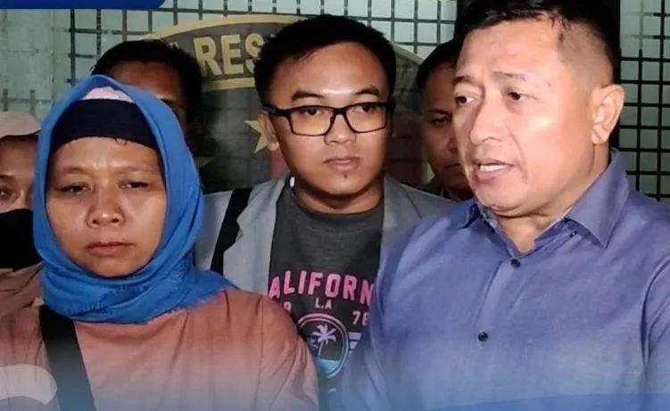 Ibunda Pegi Setiawan, Kartini, menangis saat melaprokan penyidik ke Propam Mabes Polri ditemani kuasa hukum Pegi.
