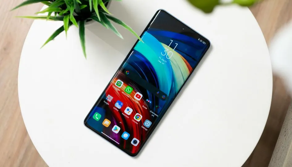 Ilustrasi blokir iklan yang muncul di aplikasi dan Chrome HP Android.