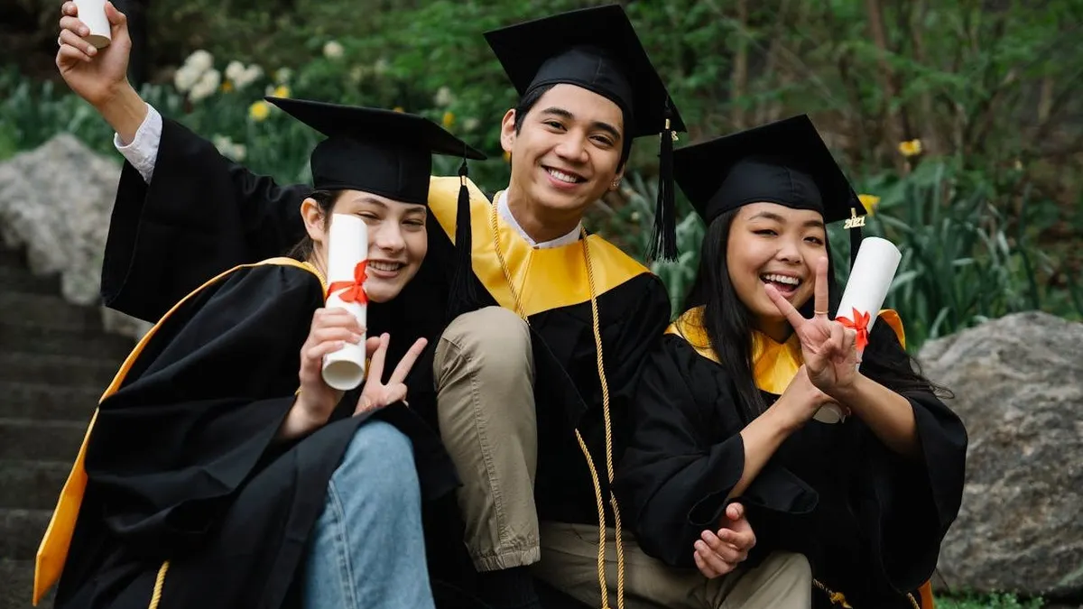 Lalu apa saja jurusan kuliah yang lulusannya paling bahagia selain IT? Langsung saja berikut lulusan jurusan kuliah yang paling bahagia.