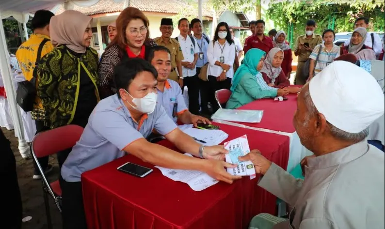 Maka dari itu, para Keluarga Penerima Manfaat (KPM) masih belum bisa mengecek saldo di Kartu Keluarga Sejahtera (KKS) masing-masing.