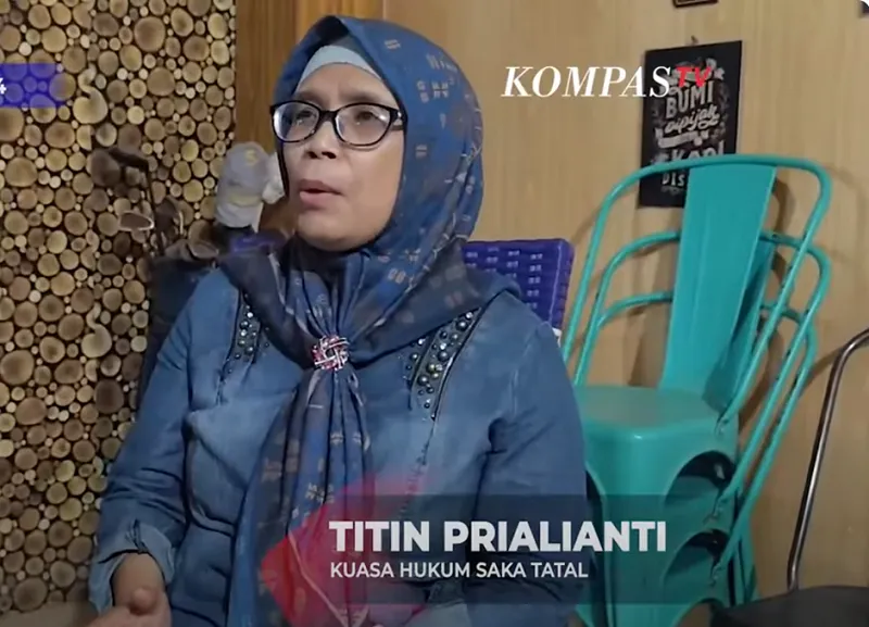 Kuasa hukum Saka Tatal salah satu terpidana dalam kasus Vina, Titin Prialianti, menyerahkan ratusan bukti dan dokumen ke Otto Hasibuan.