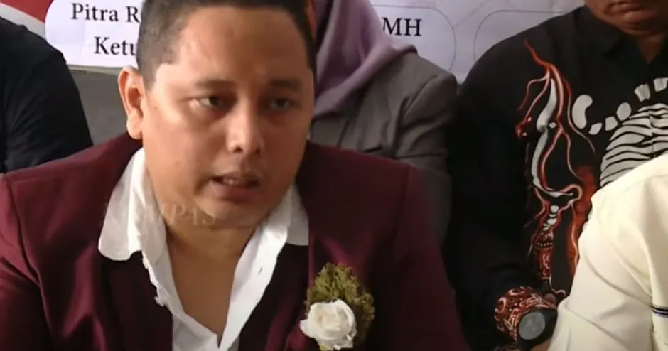 Kuasa Hukum Iptu Rudiana, Pitra Romadoni, mengatakan kalau Dede melakukan tudingan bahwa Iptu Rudiana menyuruhnya untuk melakukan rekayasa keterangan laporan kasus Vina.