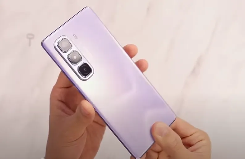 Hp kolaborasi antara Infinix dengan JKT48 ini bernama Infinix HOT 50 Pro Plus. Kabarnya pembeli bisa mendapatkan foto grup