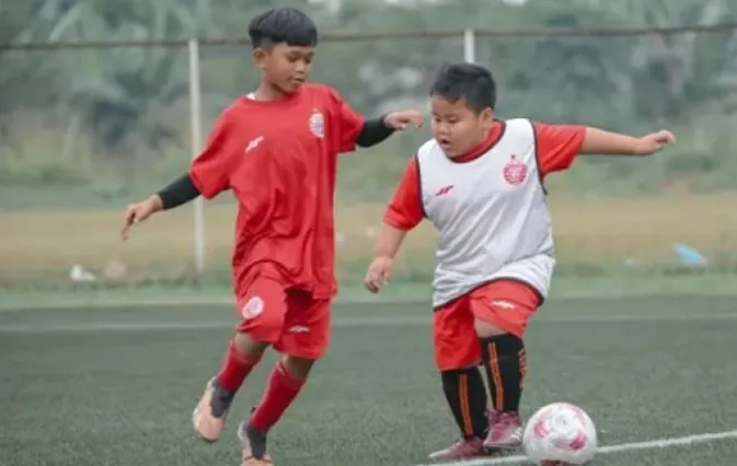 Klub sepak bola Persija memiliki sekolah sepak bola (SSB) untuk anak-anak hingga remaja, yaitu Persija Soccer School.