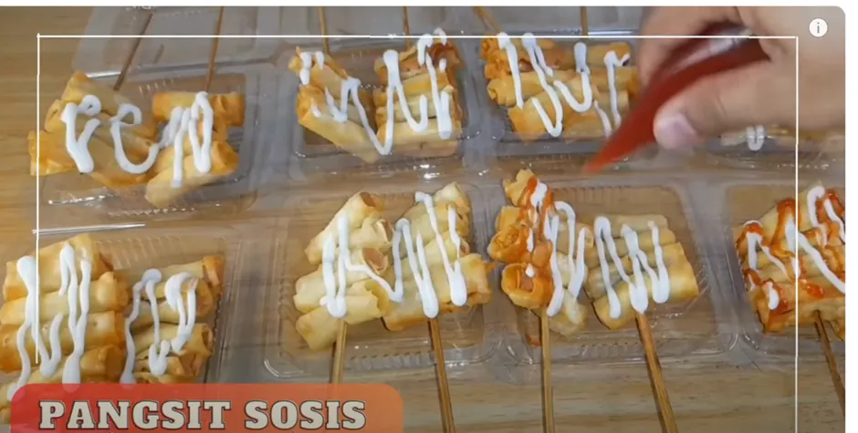 Pangsit sosis adalah sosis yang dibungkus dalam kulit pangsit, kemudian digulung dan digoreng.