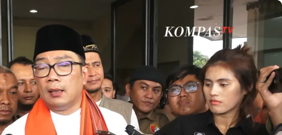 Ridwan Kamil, salah satu calon gubernur Jakarta, menyatakan bahwa ia akan mengikuti dan mendukung keputusan pemerintah pusat terkait status Jakarta.