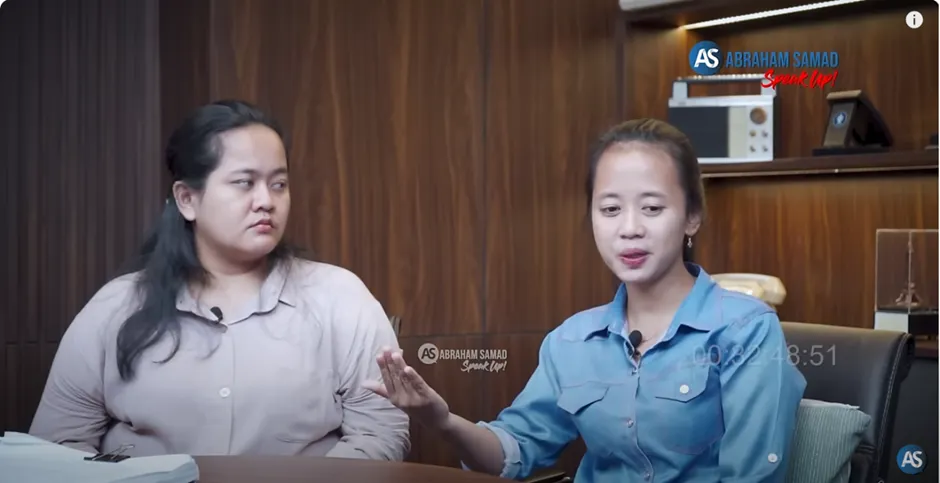 Widi dan Mega mengungkapkan kekhawatiran mereka saat Vina belum pulang ke rumah Widi, dan mulai menelepon Vina berturut-turut.