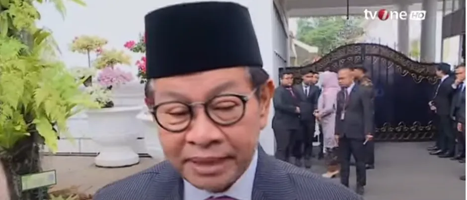 Pramono Anung menyebutkan bahwa secara resmi dirinya telah mengajukan surat pengunduran diri dari jabatan Sekretaris Kabinet kepada Jokowi.