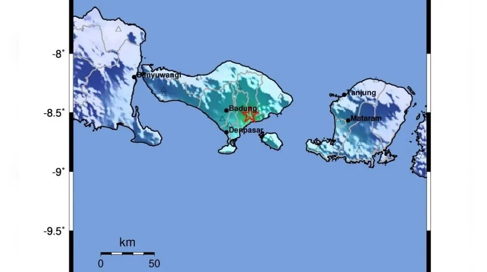 Meski diinformasikan tidak berpotensi menimbulkan tsunami, banyak masyarakat yang panik dan mengaitkan gempa tersebut dengan megathrust.