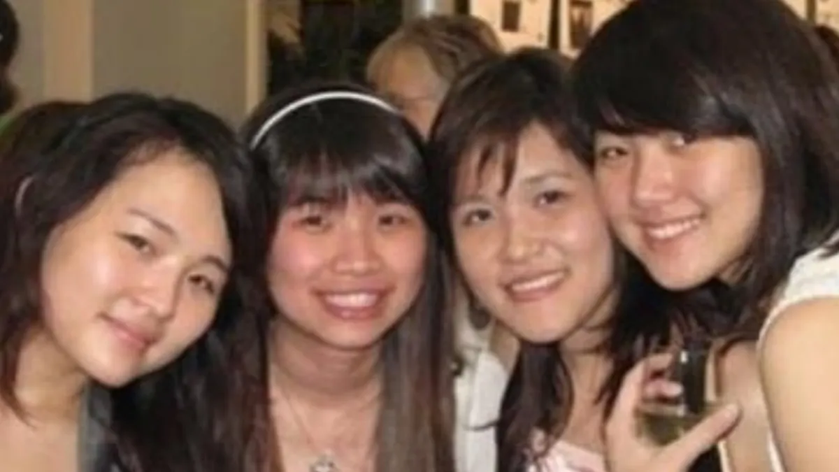 Mirna Salihin (kiri), Jessica Wongso (ketiga dari kiri)