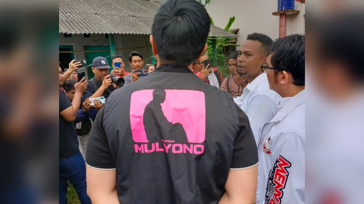 Kaesang Pangarep yang merupakan adik dari Gibran justru membuat heboh publik dengan memakai rompi bertuliskan ‘Putra Mulyono’.