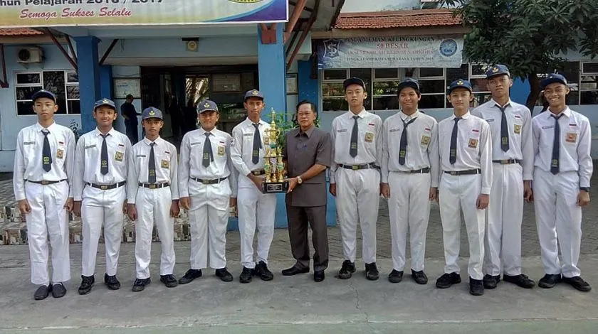 SMP terbaik di kota Surabaya kali ini berdasarkan rata-rata Indeks Integritas Ujian Nasional (IIUN) yang dirilis oleh pihak Kemedikbud.