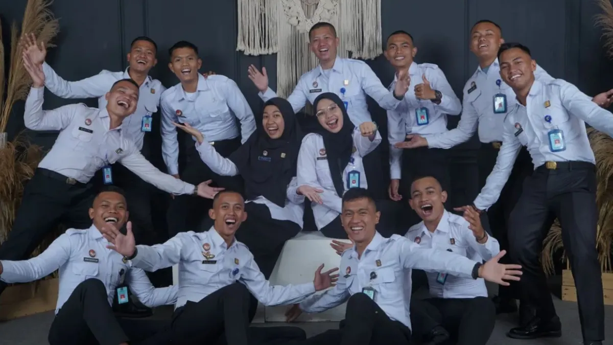 Selain itu, setiap tahunnya gaji PNS mengalami kenaikan sehingga semakin tinggi nominalnya apabila dibarengi dengan kenaikan jabatan.