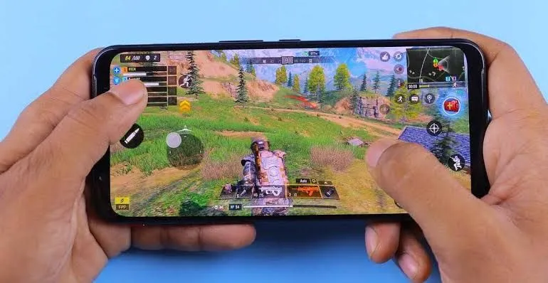 Illustrasi. Bermain game di hp android