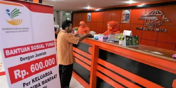 Keluarga Penerima Manfaat akan mendapatkan rezeki melimpah jelang hari kemerdekaan Indonesia karena banyak bansos yang dicairkan.