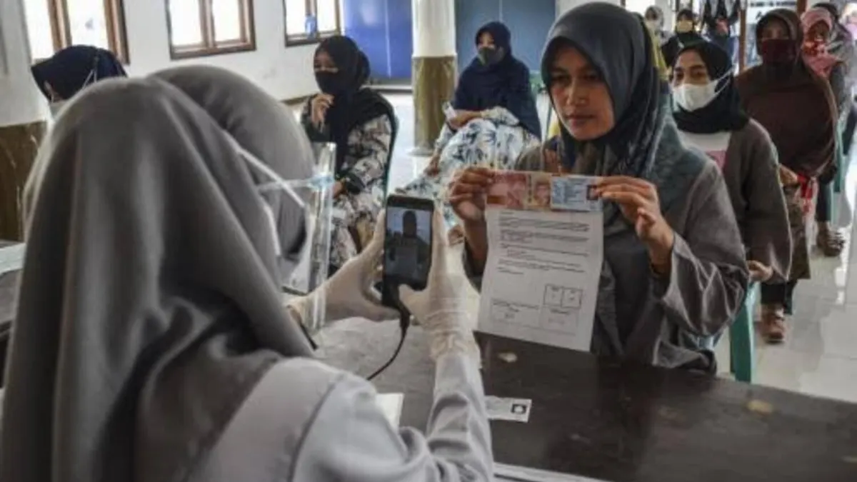 Kemensos menyalurkan bansos PKH dan BPNT ini sebagai upaya peningkatan kesejahteraan hidup dan mengurangi angka kemiskinan.