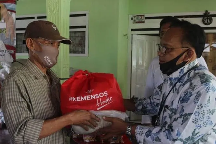 Sejumlah bantuan ini terdiri dari bansos tunai dan non tunai seperti PKH dan BPNT yang cukup untuk kebutuhan sehari-hari.