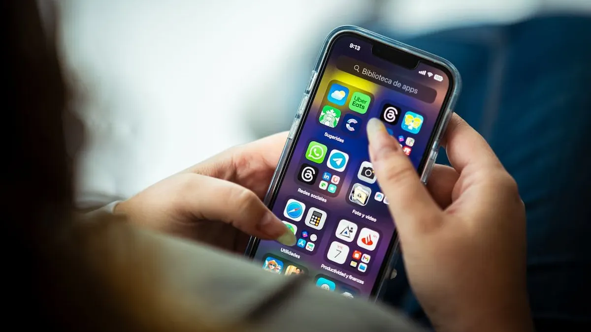Ilustrasi Sinyal iPhone Hilang Terblokir