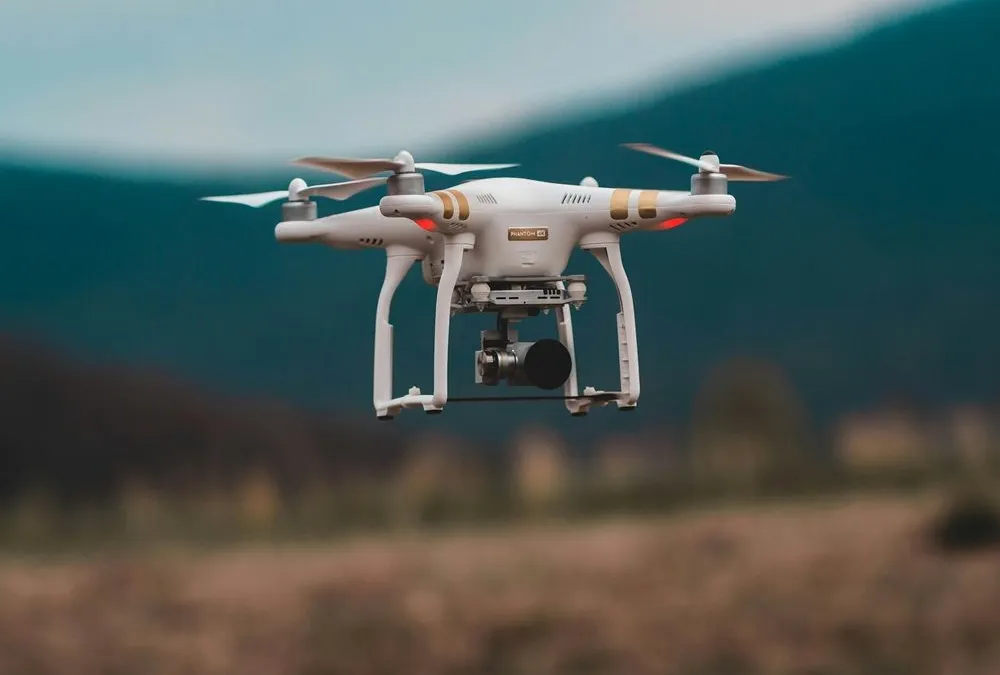 Drone Potensic Atom 4K ini sangat ringan, hanya berbobot 250 gram, dan merupakan pilihan sempurna untuk pemula dengan harga yang terjangkau.
