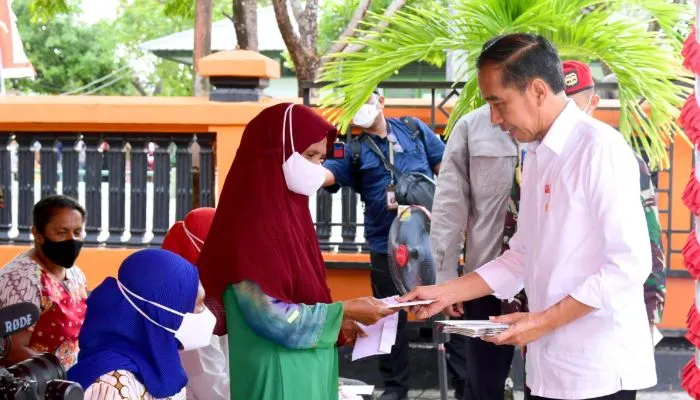Potret Presiden Jokowi berikan pencairan bansos