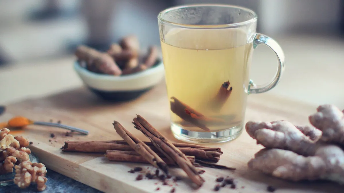 Ilustrasi minuman jahe untuk mengobati batuk.  (Julia Topp on Unsplash)