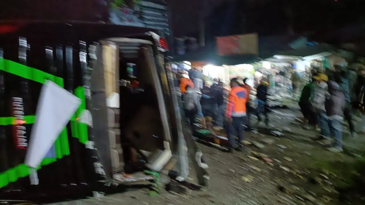 Kecelakaan bus wisata terguling di Ciater, Subang.