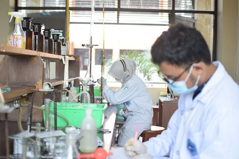 Pelajar di salah satu SMK terbaik di jawa Barat mengikuti kelas praktikum di laboratorium 