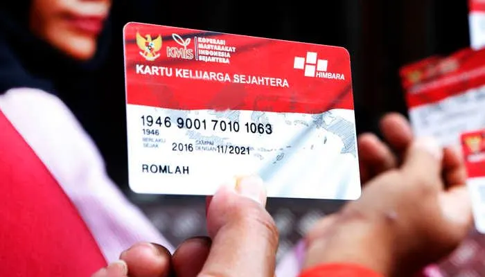 Petugas menyebutkan jika bantuan bahkan sudah bisa dicek ini hari ini karena cair lewat rekening kartu KKS KPM.