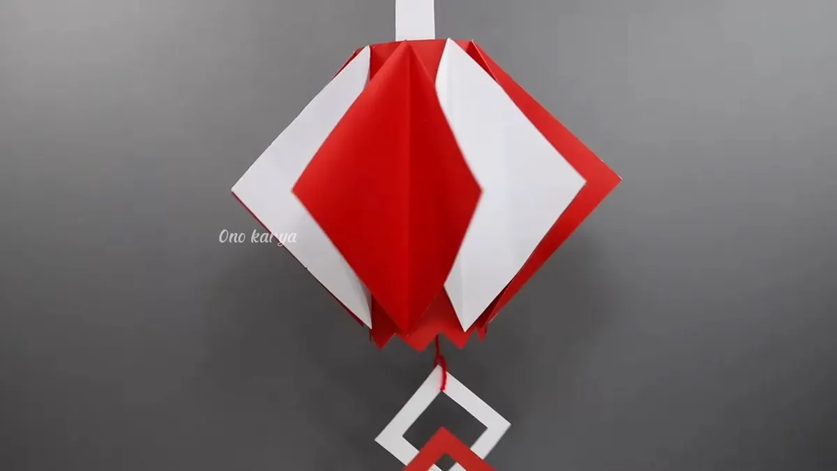 Salah satu cara yang kreatif dan menyenangkan untuk menghias kelas adalah dengan membuat lampion dari kertas karton.