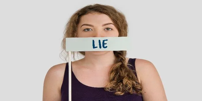 Kondisi Mythomania memiliki kecenderungan tidak dapat mengendalikan kebohongannya sehingga sering disebut dengan Pathological Lying.  