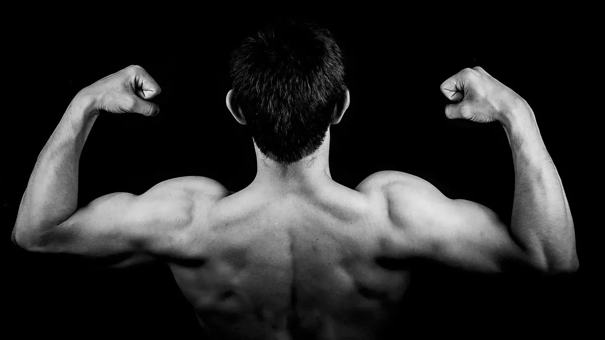 Mengungkap 6 Fakta Psikologi di Balik Pria yang Suka Pamer Otot di Media Sosial, Pantai hingga Gym
