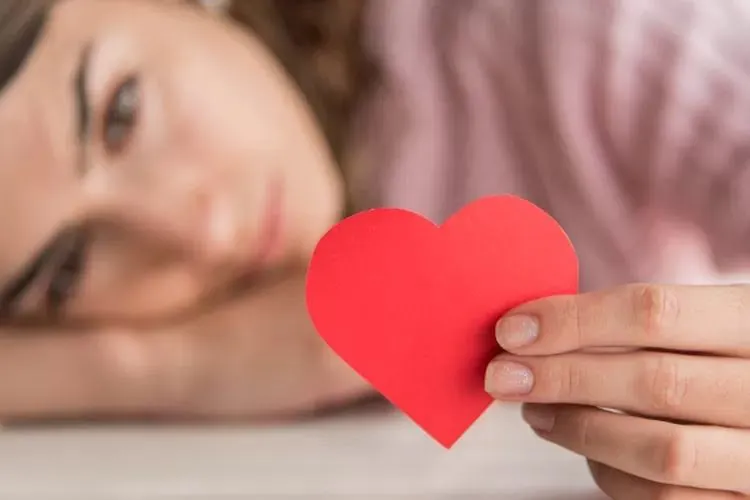 7 Tanda Psikologi Seseorang sedang Memikirkan Kamu Diam-diam
