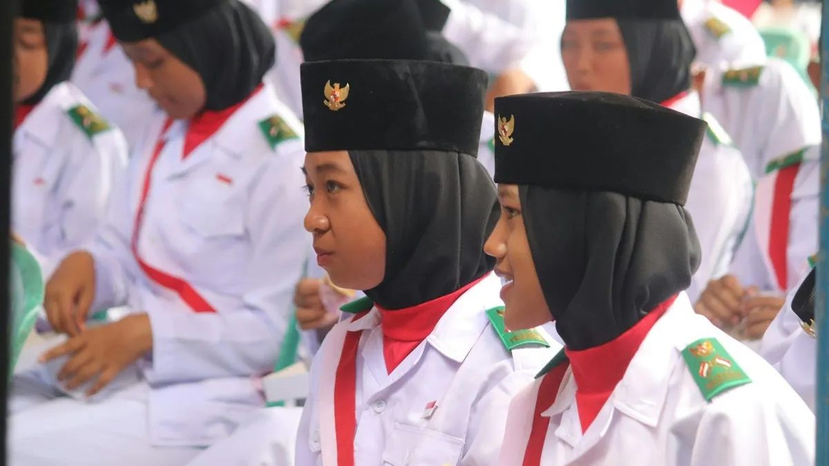 Kepala Sekretariat Presiden, Heru Budi Hartono, mengungkapkan bahwa ia tidak mengetahui adanya pelarangan jilbab tersebut.