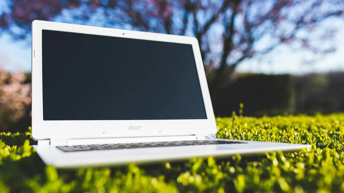 Ilustrasi laptop dengan harga Rp5 jutaan.