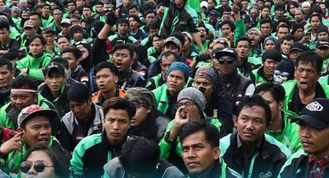 Situasi demo berubah ketika orator tersebut mulai mengkampanyekan Ridwan Kamil yang saat ini mencalonkan diri sebagai Gubernur Jakarta.