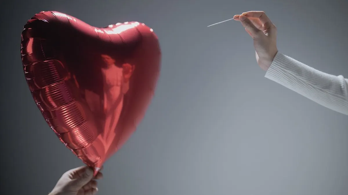 Ilustrasi love bombing.