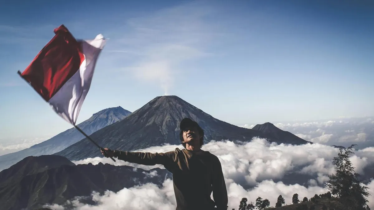 Rekomendasi gunung yang cocok didaki saat perayaan HUT Kemerdekaan RI.