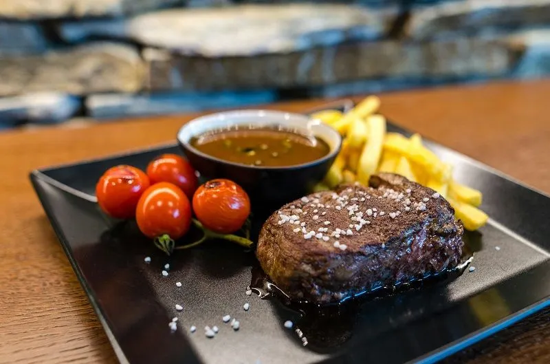 Ilustrasi restoran steak di Jakarta.