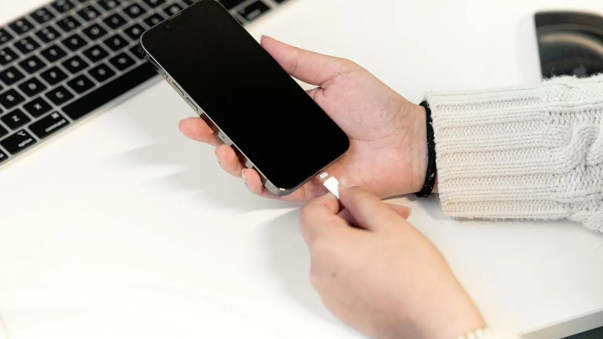 Ilustrasi tips agar baterai HP Samsung tidak cepat boros. (pexels/Julio Lopez)