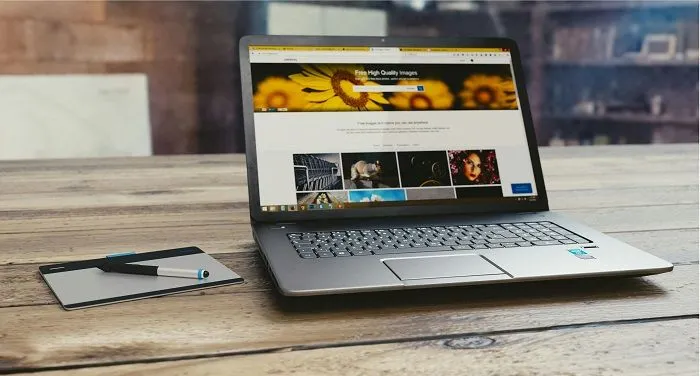Ilustrasi kebiasaan buruk yang membuat laptop cepat rusak.
