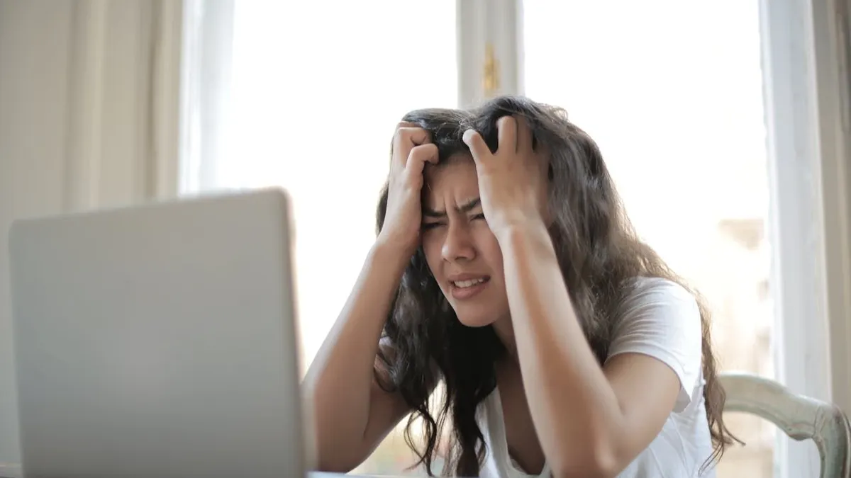 Akibat Emotional Numbness atau mati rasa, seseorang akan sangat kesulitan untuk mampu mengekspresikan segala hal yang terjadi pada perasaan.