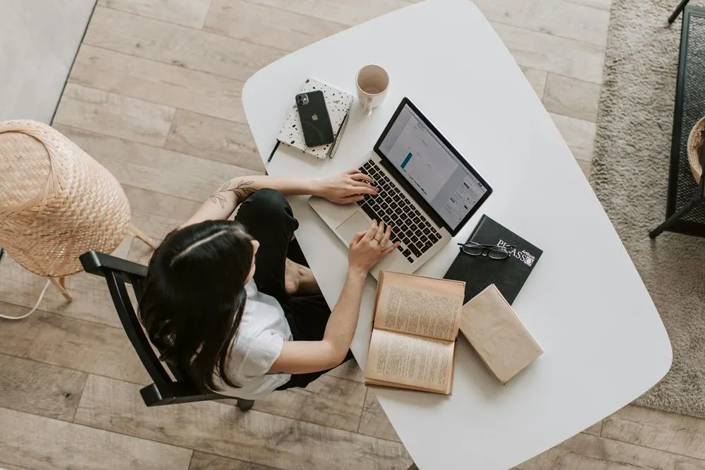 Agar tak salah, simak beberapa tips untuk memilih spesifikasi laptop yang ideal untuk pelajar atau mahasiswa.